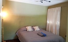 Moderno Depto centrico y economico, muy comodo, cocina, wifi y cochera cubierta privada, sin agua caliente